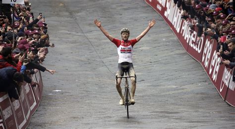 Met Tiesj Benoot Terug Naar Die Legendarische Strade Bianche Het Nieuwsblad