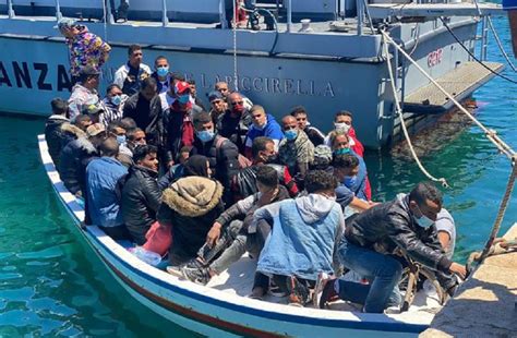 Ancora Sbarchi Di Migranti A Lampedusa Di Notte Soccorse Centinaia Di