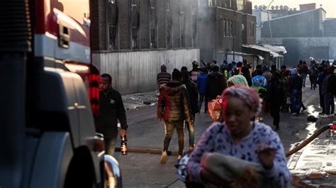 Südafrika Mindestens 73 Tote bei Brand in Obdachlosenunterkunft in