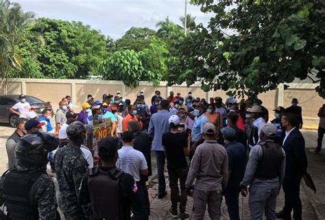 Protestan Contra Barrick Gold Frente A La Fiscalía De Monte Plata