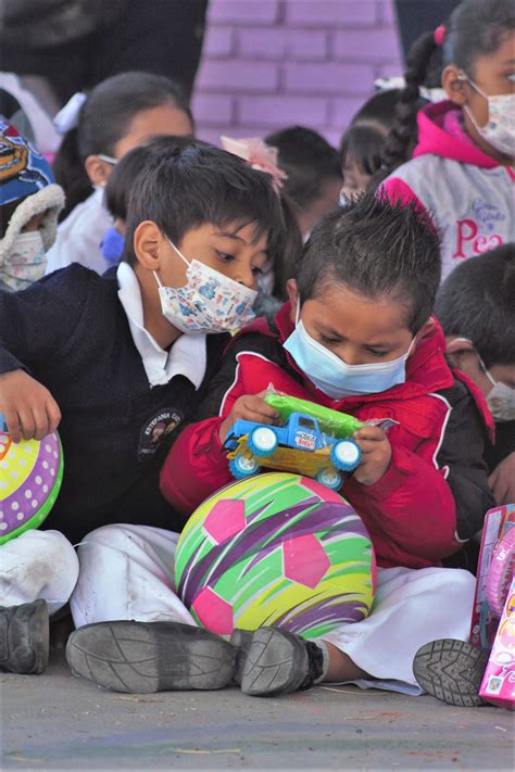 Sector 17 de Preescolar lleva alegría a niñas y niños con la entrega de