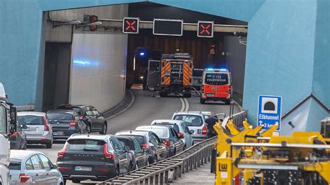 Stau Auf A Bis A Unfall Im Elbtunnel