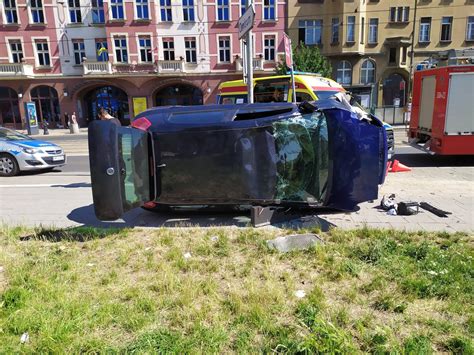 Wypadek na Dąbrowskiego w Poznaniu Kierowca stracił panowanie nad