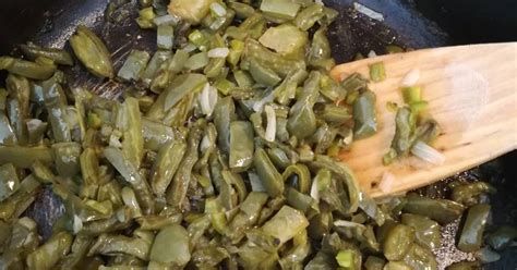 Nopales Fritos Con Cebolla Y Chile Serrano Receta De María Carmen Cookpad