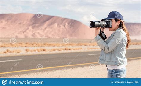 Fot Grafo De La Mujer Que Toma La Foto En El Desierto Foto De Archivo