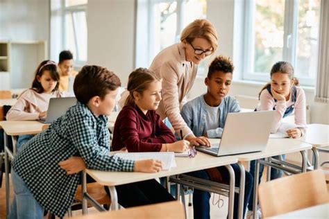 How Does Connectivism View The Role Of Teachers In The Digital Age