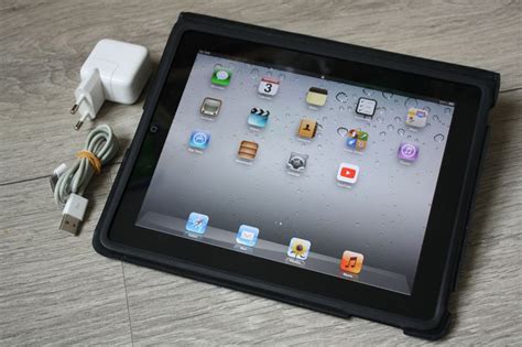 Apple Ipad Wifi And 3g 32gb Model A1337 With Original Apple Cover