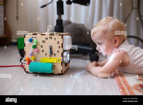 Tableau des activités Le bébé apprend les chiffres sur l horloge du