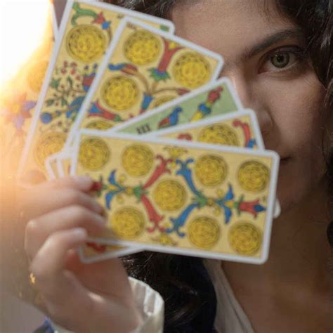 Guía Paso a Paso Cómo limpiar las cartas del Tarot