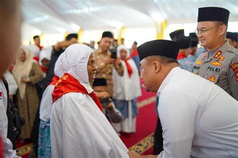 Sutan Riska Lepas Orang Cjh Dharmasraya Bertolak Ke Tanah Suci