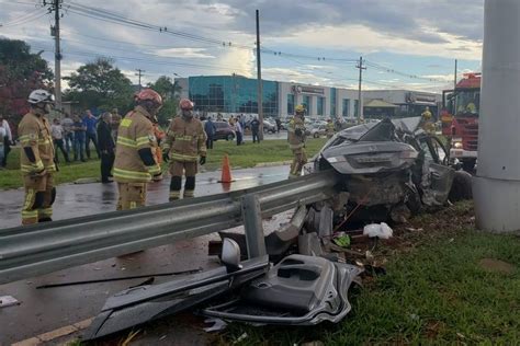 Motorista sobrevive a acidente que deixou carro destruído Veja