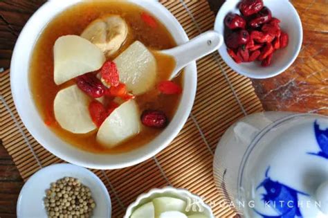 Chinese White Radish Soup 白萝卜汤 Huang Kitchen