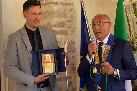 L Inviato Di Guerra Della Rai Ilario Piagnerelli Premiato Dal Rotary Di