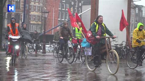 Fietsprotest Door Stromende Regen Wat Willen Wij Een Brug Over Het