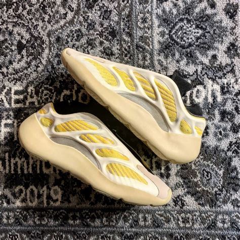 【正品】adidas Yeezy Boost 700 V3 Safflower 紅花 反光 夜光 G54853 蝦皮購物