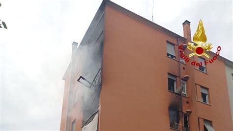 Incendio In Un Palazzo A Milano Tutti Evacuati Tranne Una Anziana