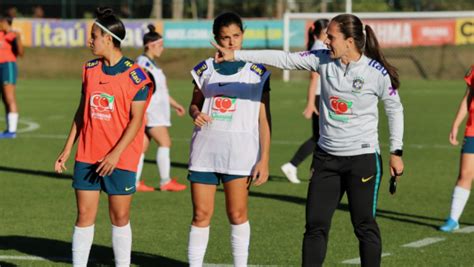 Técnica Simone Jatobá avalia período de treinos da seleção feminina sub