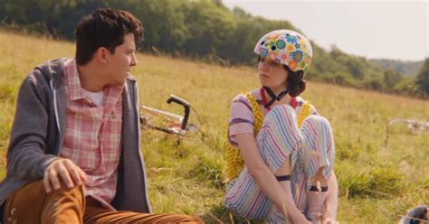 Sau khi xem phim Sex Education tôi tình cờ phát hiện bí mật nhạy cảm của con gái Nhờ câu