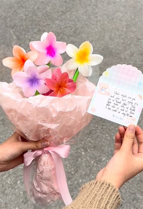 Kẹp hoa sứ hot rần rần dân buôn phát minh ngay bó hoa đu trend Làm
