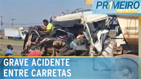 Motorista sai ileso de ferragens após grave acidente entre carretas