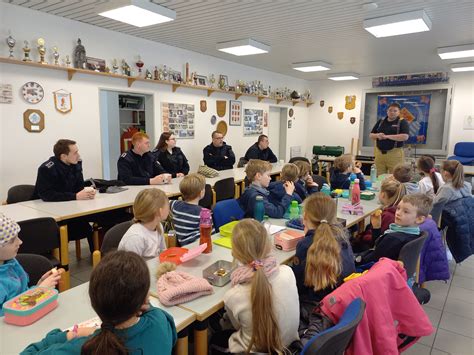 Besuch Der Dritten Klassen Bei Der Freiwilligen Feuerwehr Rastede