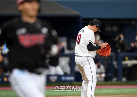 포토 무사 만루의 위기 넘기는 두산 이영하