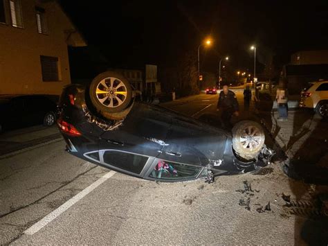 Dulliken So Lenkerin Kommt Nach Unfall Auf Dach Liegend Zum Stillstand