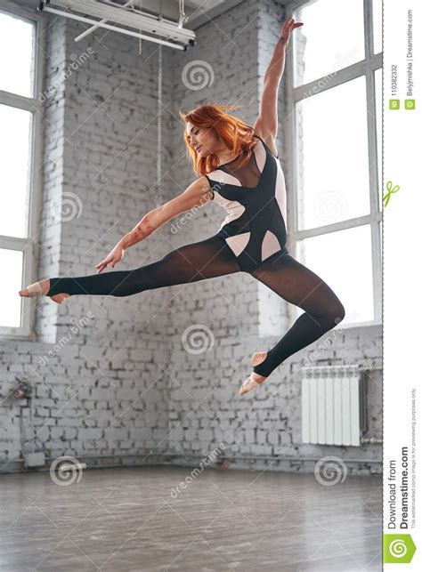 Bello Ballerino Di Balletto Che Posa Nello Studio Di Ballo Fotografia