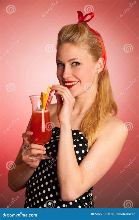 Belle Jeune Femme De Pin Up Caucasienne Blonde Avec Un Verre De Coc Photo Stock Image Du