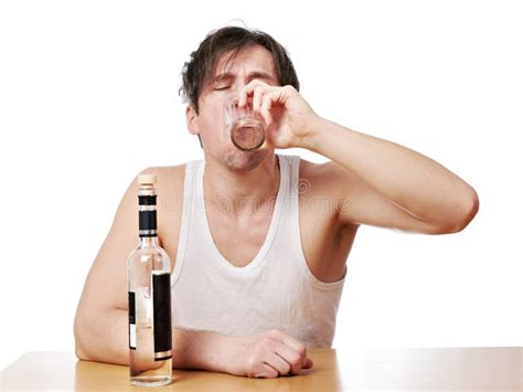 L Homme Ivre Boit Un Verre De Vodka Photo Stock Image Du Penchant