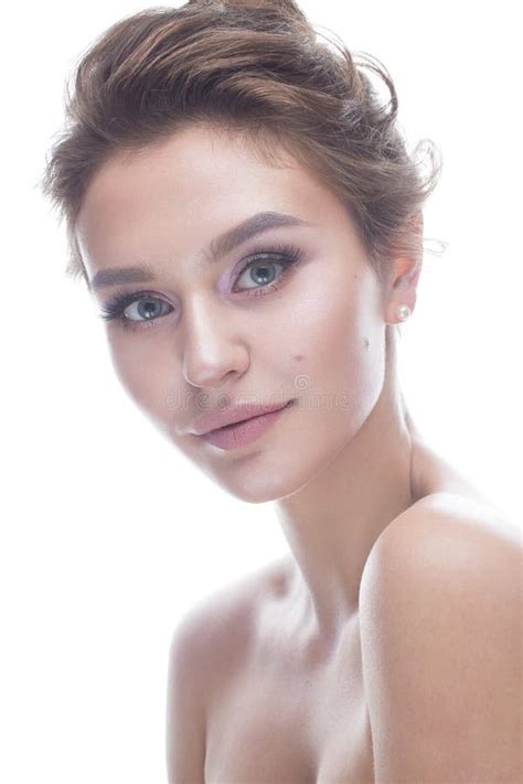 Mo A Uma Composi O E Um Penteado Delicados Do Nude Modelo Bonito Brilho Da Pele