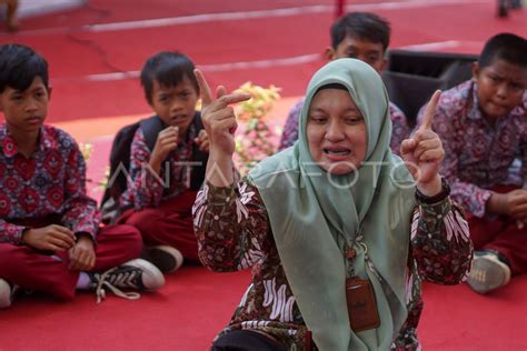 Pengenalan Bahasa Isyarat Kepada Pelajar Antara Foto