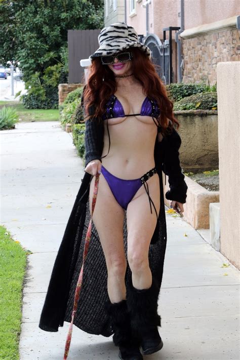 Phoebe Price en bikini promène son chien dans les rues de Los Angeles mars
