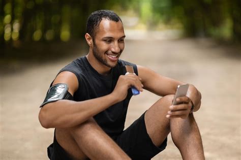 Feliz Desportista Afro Americano Comendo Lanche Usando Smartphone