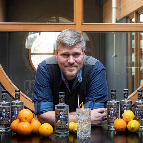 Zwei Fäuste für Dry Gin LANTENHAMMER präsentiert den BUD GIN by