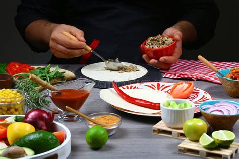 Cocinero Que Cocina El Burrito Mexicano Manos Del Cocinero Que