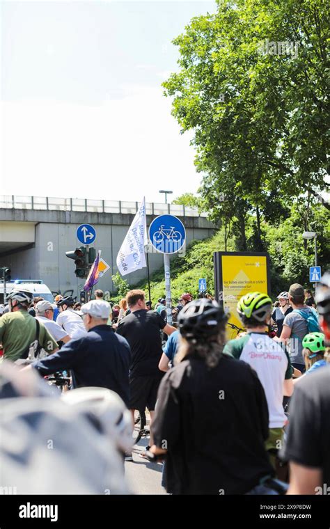 ADFC Sternfahrt 2024 Mit dem Rad über Stadtautobahn Zehntausende