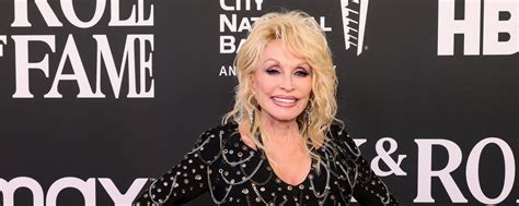 Dolly Parton Inducted Into The Rock And Roll Hall Of Fame Performs New Song Rockin—im A Rock