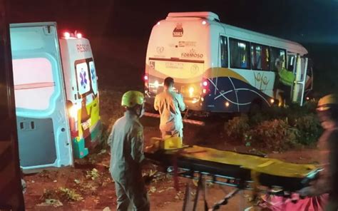 Idoso morre em acidente ônibus que transportava pacientes em Goiás