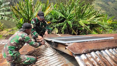 Pos Balingga Satgas Yonif Mekanis 203 AK Bagikan Lampu Tenaga Surya