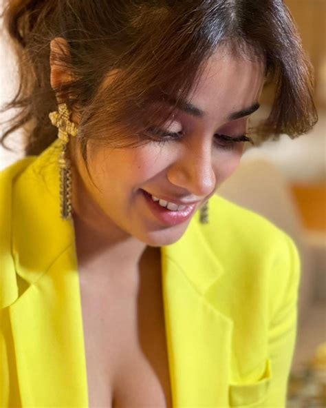 Janhvi Kapoor Looks Sexy In Yellow Outfit See The Diva Ooze Glamour In