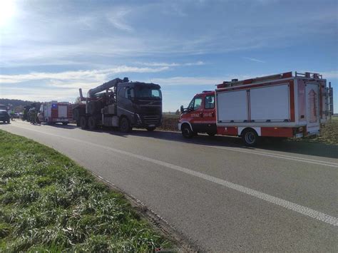 Ciężarówka wypadła z drogi Groźne zdarzenie na lokalnej drodze 02 11