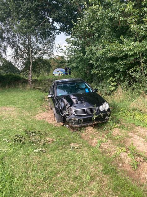 Pol Hf Mercedes Kommt Von Fahrbahn Ab Fahrer Nicht In Besitz Einer