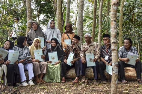 Penyerahan Sertifikat Tanah Eks Hak Guna Usaha Di Ciamis Antara Foto