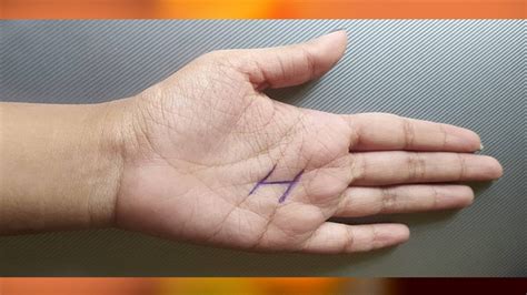 Palmistry Lucky Sign धनवान बनाता है हथेली पर H का निशान क्या आप भी हैं लकी इंसान Palmistry