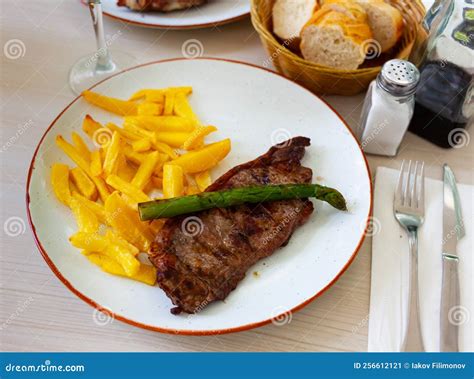 Bife De Carne Grelhada Batata Frita E Espargos Imagem De Stock