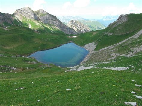 Le Lac Du Mont Charvin