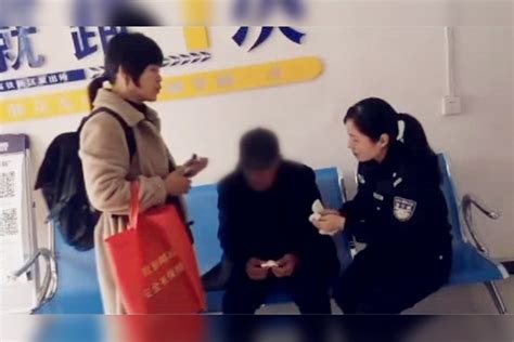 实拍：老人为亡妻销户看到照片思妻痛哭 民警暖心开解为老人擦泪