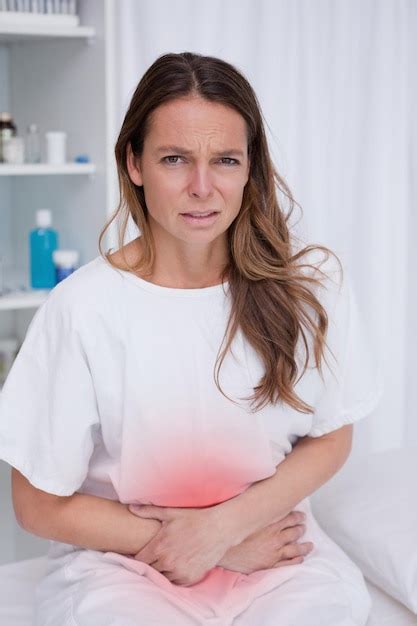 Mujer que tiene dolor de estómago muy malo Foto Premium