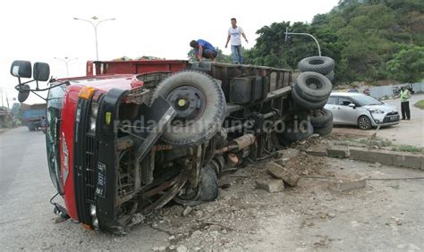 Rem Blong Truk Ekspedisi Hantam Median Jalan Dan Terguling